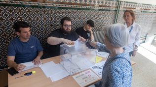 Una mujer ejerce su derecho a voto en las elecciones europeas en un colegio de Madrid