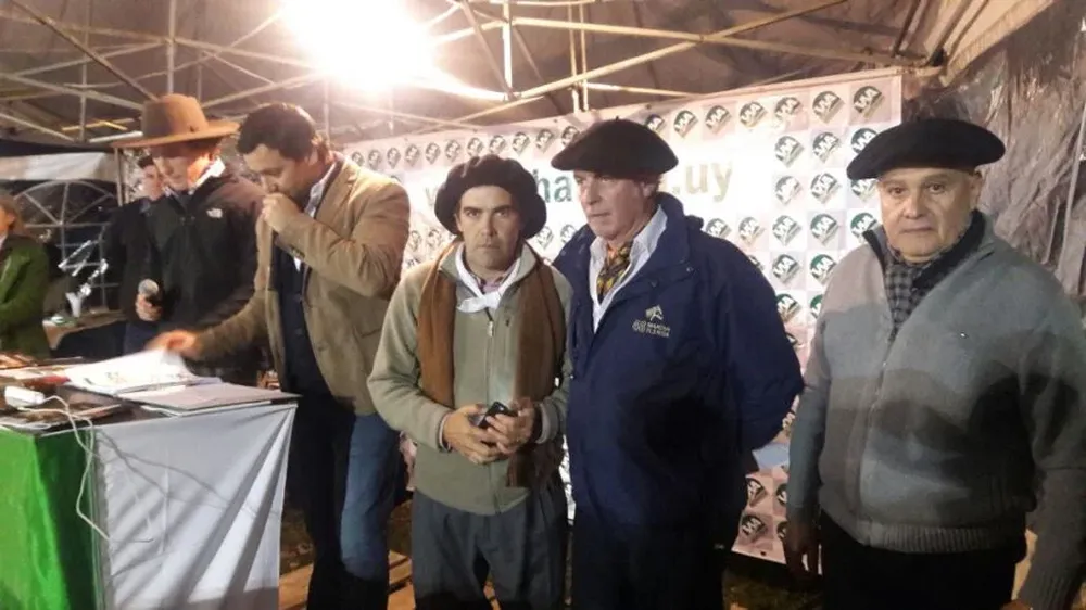 Los rematadores y los cabañeros durante la subasta