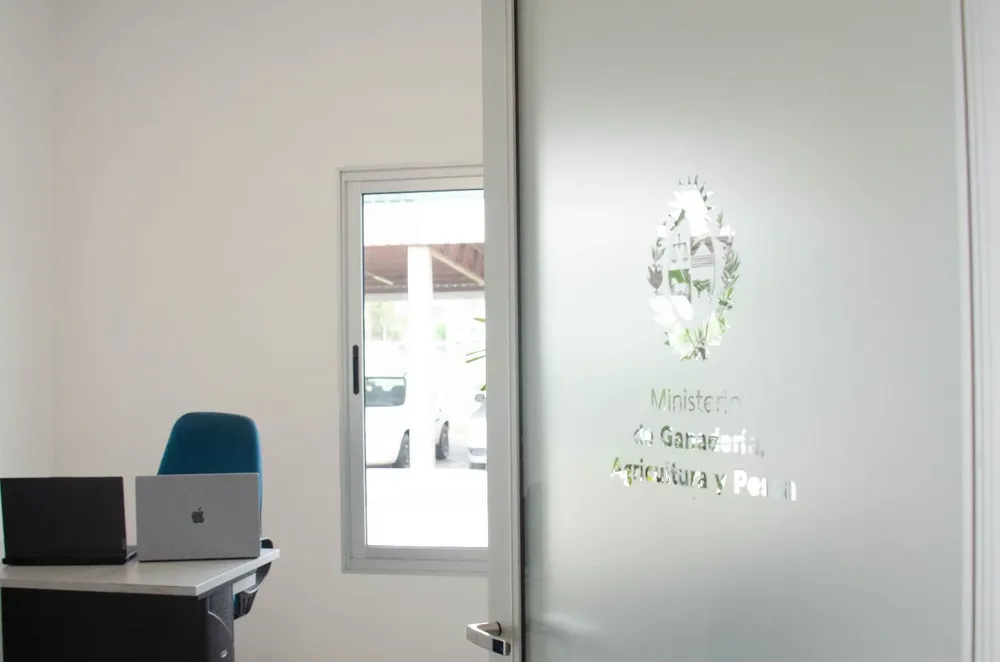 La oficina está en la terminal de ómnibus.