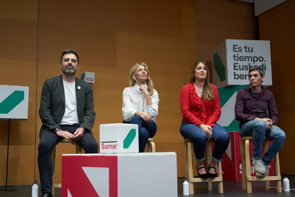 El candidato de Sumar por Guipúzcoa, Andeka Larrea, la vicepresidenta segunda y ministra de Trabajo y Economía Social, Yolanda Díaz, la candidata de Sumar a Lehendakari, Alba García, y el candidato de Sumar por Vizcaya, Jon Hernández, durante un acto de campaña de Sumar.