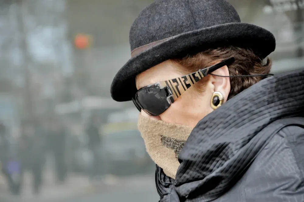 Una señora camina por Montevideo este miércoles por la mañana, a las 10.30