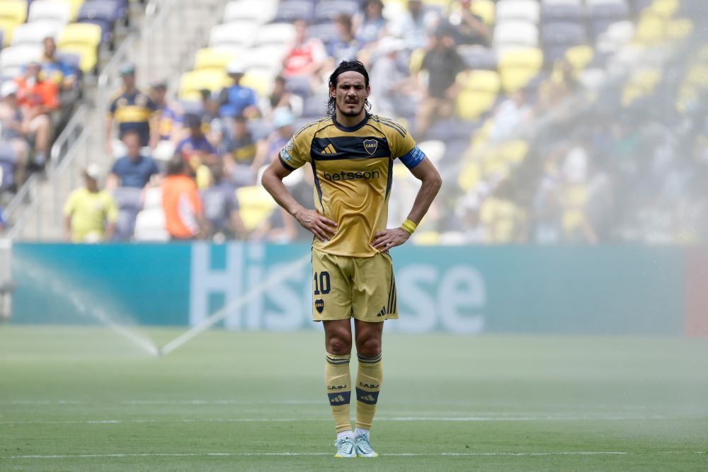Edinson Cavani de Boca Juniors se refresca con los regadores ante Auckland City por el Mundial de Clubes Edinson Cavani de Boca Juniors se refresca con los regadores ante Auckland City por el Mundial de Clubes