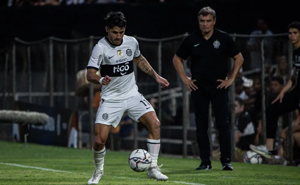 Diego Aguirre en su primer partido como tétnico de Olimpia de Paraguay