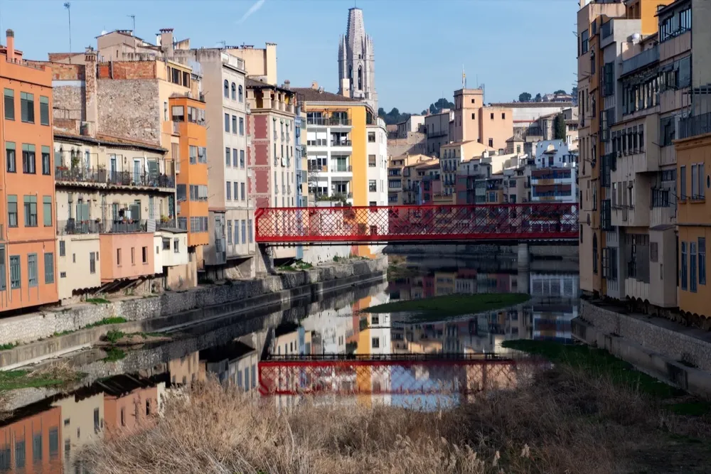 Vista del río Onyar a su paso por Girona, a 2 de febrero de 2024, en Girona, Catalunya (España).