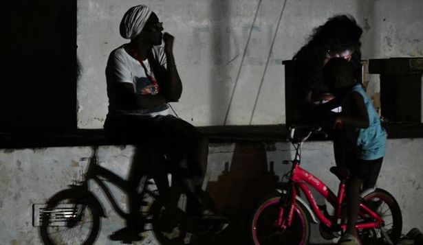 La gente espera en la calle durante la tercera noche de apagón nacional en La Habana el 20 de octubre de 2024.