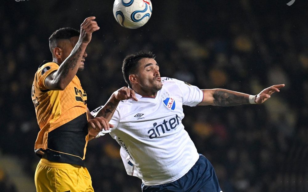 Maximiliano Gómez de Nacional ante la marca del uruguayo Manuel Fernández de Coquimbo Unido por Copa Libertadores
