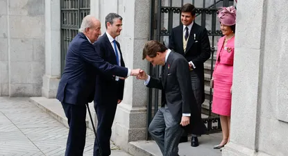 El alcalde de Madrid, José Luis Martínez-Almeida (d), saluda al rey emérito Juan Carlos I este sábado a las puertas de la iglesia de San Francisco de Borja de Madrid antes de contraer matrimonio con Teresa Urquijo.