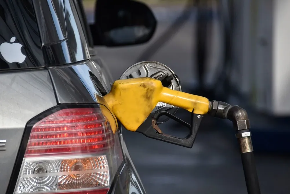 Carga de combustible en estación de servicio.