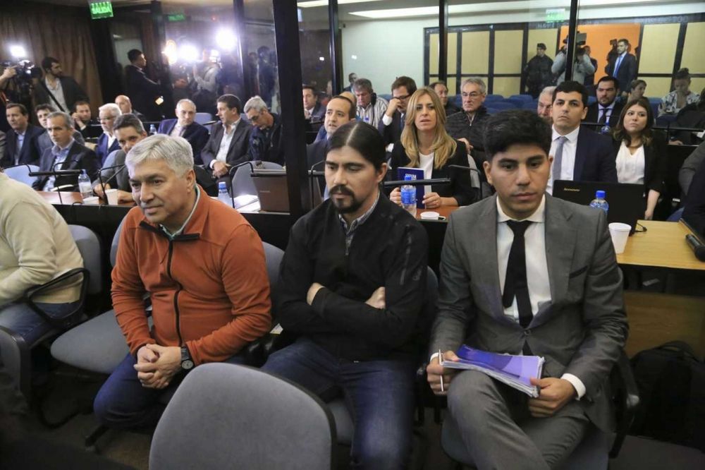 Cinco de los seis condenados en la causa de lavado “Ruta del dinero K” se presentaron este lunes en Comodoro Py&nbsp; para comenzar a cumplir sus penas.