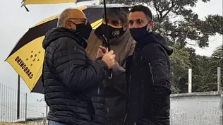 Fabián Estoyanoff dialoga con los dirigentes de su exequipo, Peñarol, Evaristo González y Jorge Nirenberg, antes del partido de este sábado