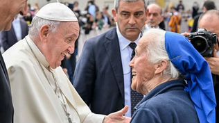 El papa Francisco y la monja francesa Geneviève Jeanningros.&nbsp;