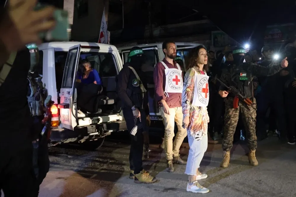 La Cruz Roja es la que recibe a los rehenes liberados por Hamas y los entrega a las autoridades israelíes.