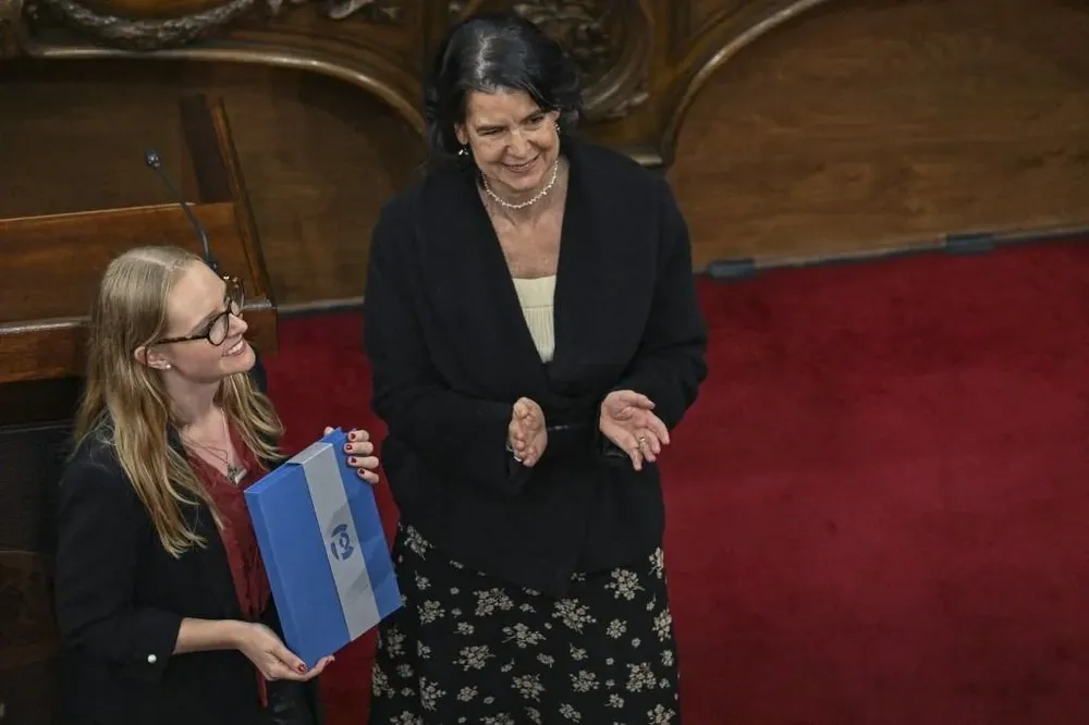 Beatriz Hevia, con el proyecto de Carta Magna en sus manos, es la presidenta del Consejo Constitucional chileno.