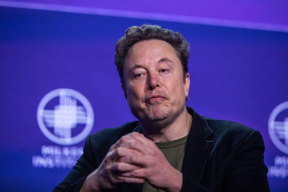 Elon Musk dijo que prohibiría los iPhones en sus empresas si incorporan ChatGPT.