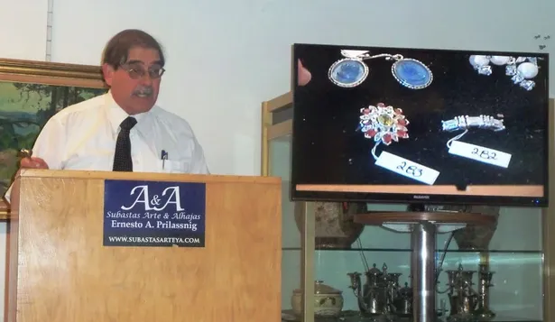 Ernesto Prilassnig rematando una de las alhajas
