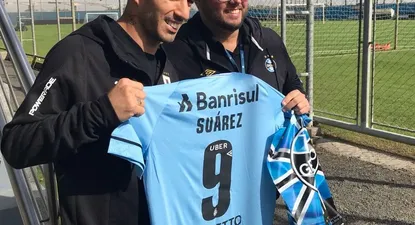 Suárez con la 9 de Gremio