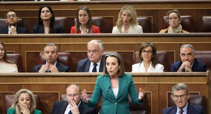 La secretaria general del PP, Cuca Gamarra, interviene durante una sesión de control al Gobierno, en el Congreso de los Diputados