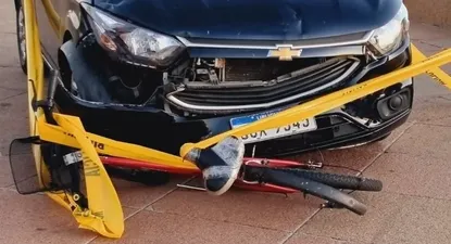 El auto terminó en la vereda