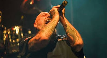 Una imagen de Paul DiAnno en pleno concierto