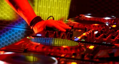 con uno de los dj mas destacados del mundo, montevideo tiene una previa electoral paralela