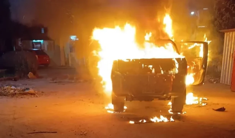 La camioneta Ford Ranger con la que escaparon los delincuentes fue incendiada en Fuerte Apache.&nbsp;