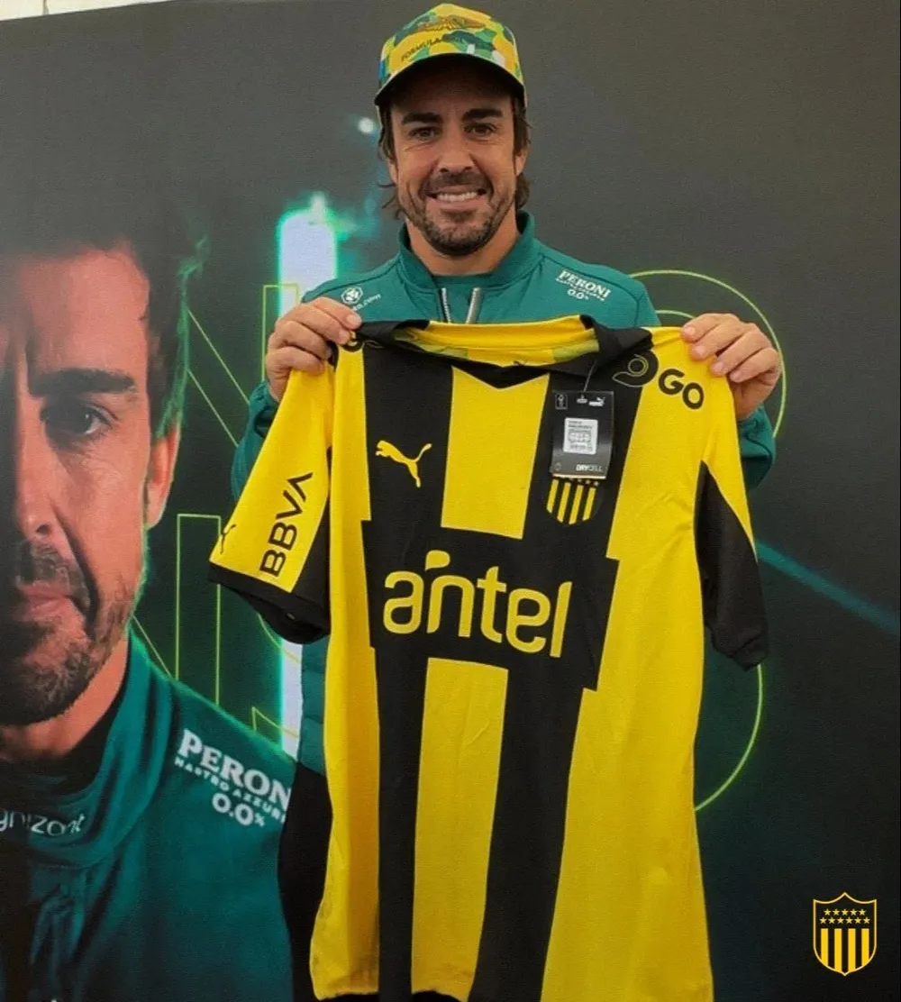 Fernando Alonso con la camiseta de Peñarol