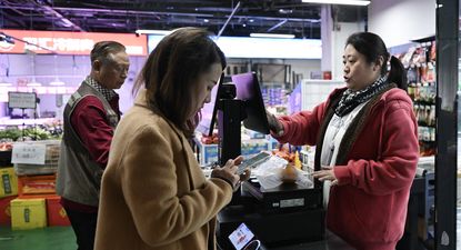 El crecimiento de China se desacelera por caída en el consumo interno y tensiones comerciales