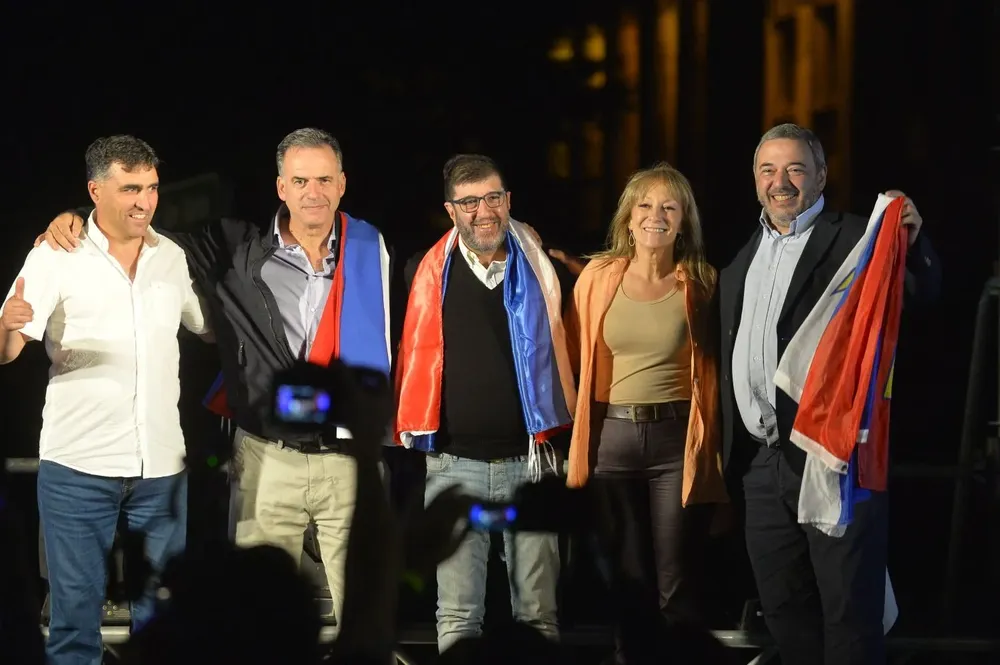 Los precandidatos del Frente Amplio, junto al presidente de esta fuerza política