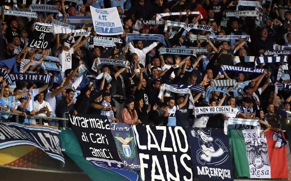 Los hinchas de Lazio protagonizaron un escándalo que recorrió el mundo