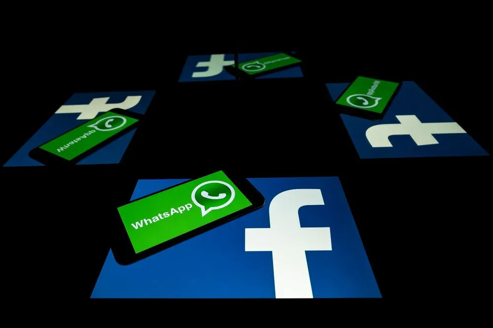 Logos de las aplicaciones Facebook y WhatsApp