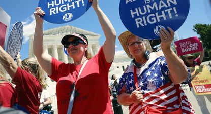 Joe Biden aprovecha el aniversario del fallo Dobbs sobre el aborto para castigar a Trump: qué impacto tuvo esa decisión judicial