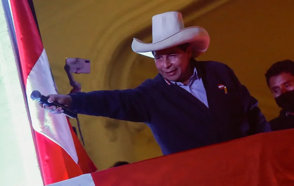 Pedro Castillo le ganó a Keiko Fujimori por 50,2% contra 49,8%