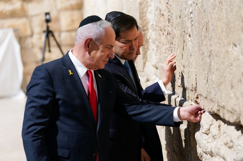 El secretario de Estado de EEUU, Marco Rubio, visita el Muro de los Lamentos junto al primer ministro de Israel, Benjamín Netanyahu.&nbsp;