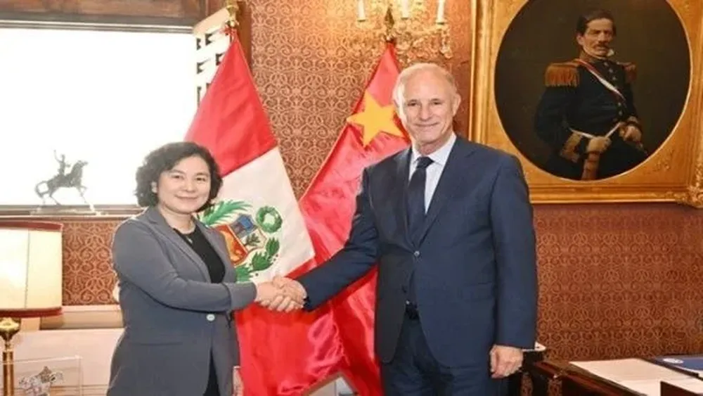 La ministra adjunta de Relaciones Exteriores de China, Hua Chunying, y el canciller de Perú, Javier González-Olaechea.