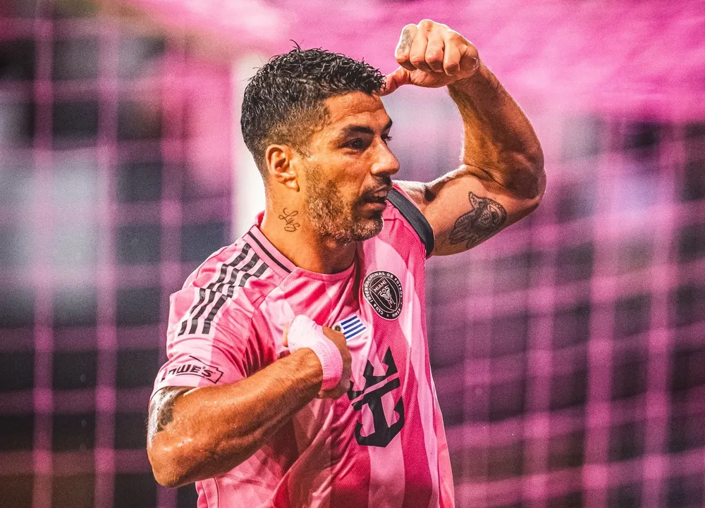 Luis Suárez celebra uno de sus tres goles ante el Philadelphia Union, señalándose la bandera de Uruguay en la camiseta