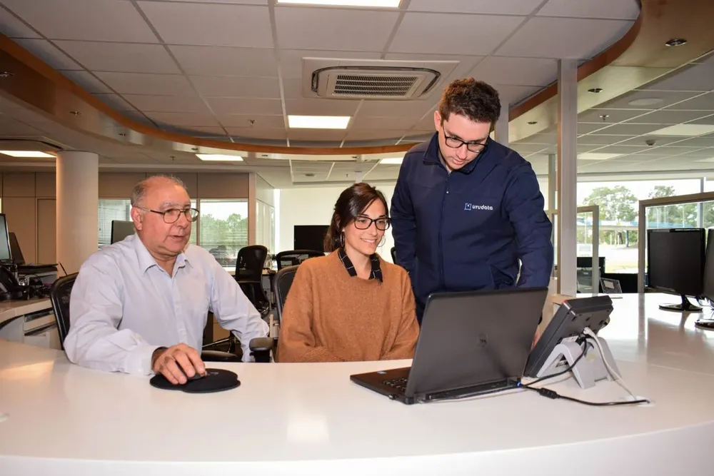 Eduardo Laurenzano y Gabriel Méndez brindan soporte a una usuaria de Sura.