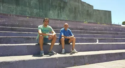 Ignacio Pallas y Rosario Martínez, capitán y entrenador de Fénix, en una grada del Capurro