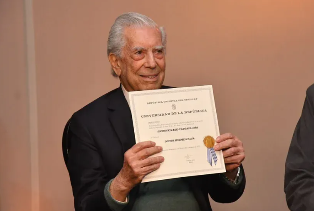 Mario Vargas Llosa en su visita a Uruguay en 2022