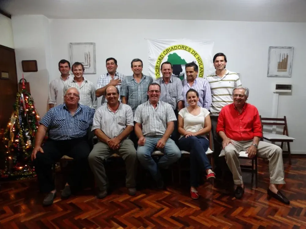Los directivos presentes en el acto de cambio de mando en la gremial del Holando.