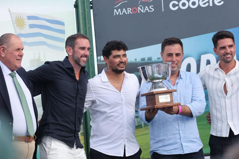 Diego Godín y el Chory Castro celebran el triunfo de su caballo Maravilloso en la carrera 14, premio Jockey Club de San Pablo, en la jornada del Gran Premio Ramírez 2026 en Maroñas