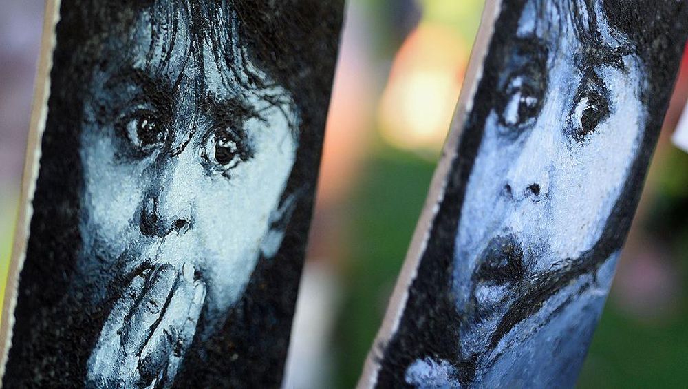 Rostros de bebés gitanos para recordar al 25% de la población gitana europea que pereció en la Segunda Guerra Mundial.