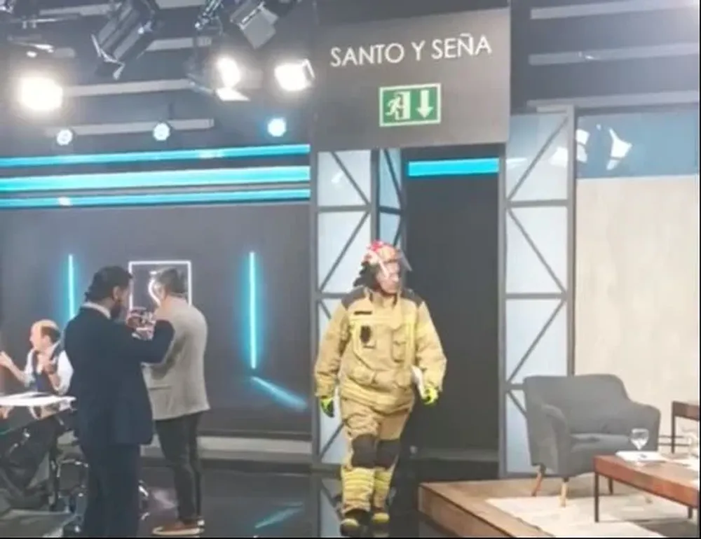 Así revisaba el estudio de Santo y Seña uno de los bomberos