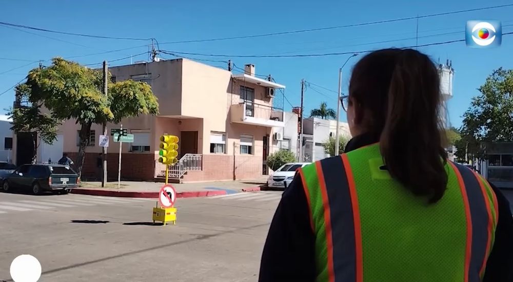 El semáforo portátil instalado en una esquina&nbsp;