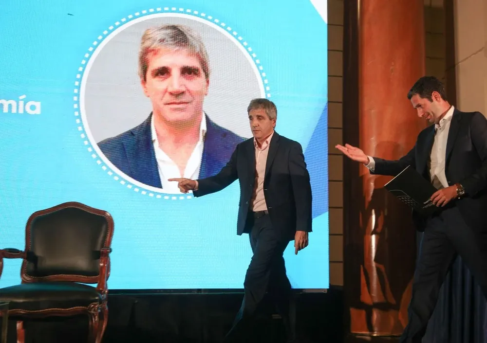El ministro de Economía Luis Caputo justificó la suspensión de los aumentos en las tarifas de los servicios públicos