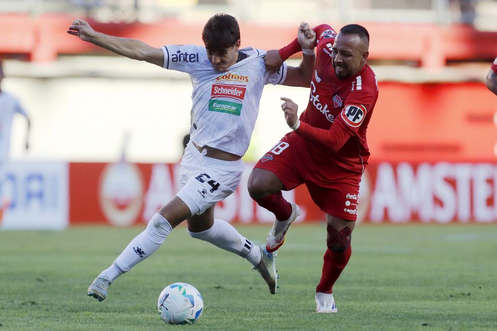 Bernardo Cerezo de Ñublense disputa un balón con Juan Manuel Gutiérrez de Boston River por Copa Libertadores