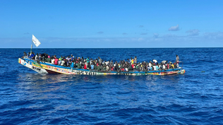 Imagen de la llegada de un cayuco con más de 300 personas a El Hierro. 