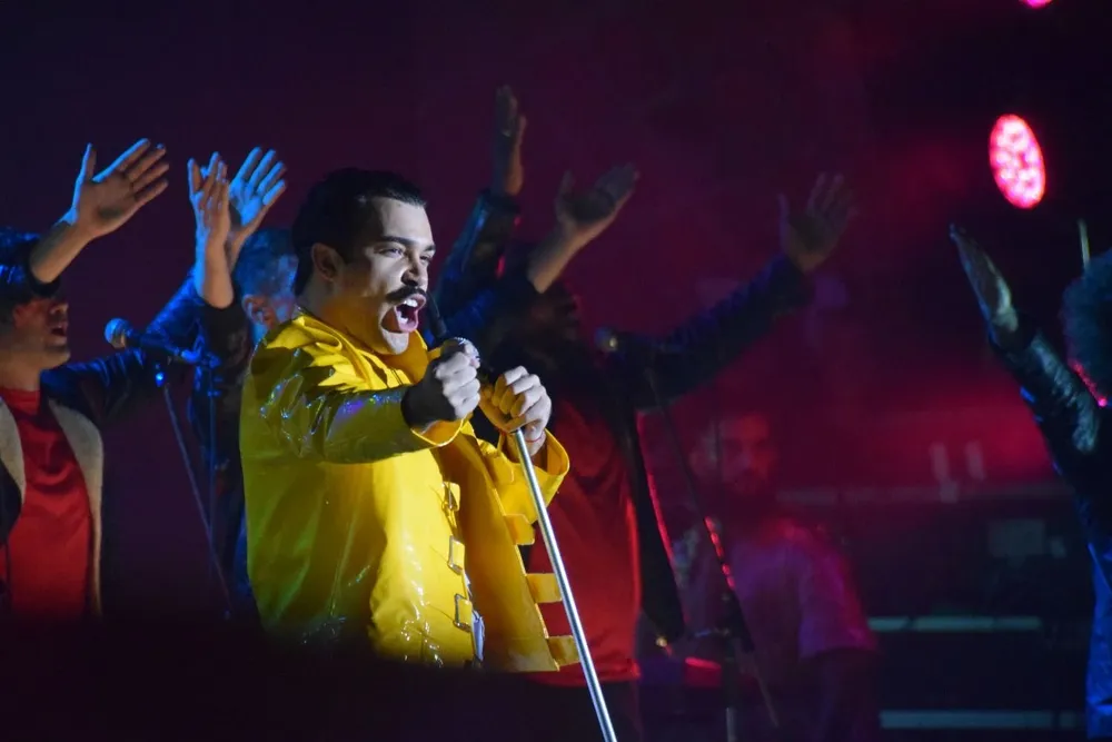 Fabrizio Silvera, como Freddie Mercury.