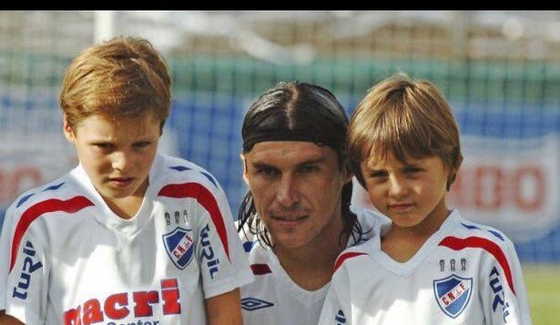 Santiago Medina junto a Alexander Medina y su hermano