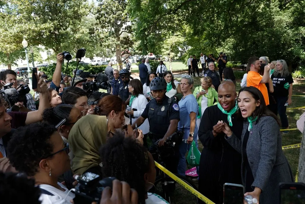 Las diputadas Ayanna Pressley y Alexandria Ocasio-Cortez hablan con periodistas después de ser arrestadas en una manifestación ante la Suprema Corte de Justicia en Washington, DC