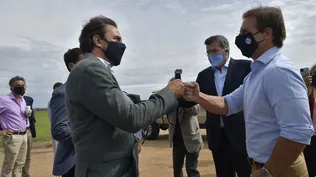 El ministro de Turismo, Germán Cardoso, saluda al presidente Luis Lacalle en la inauguración de Academia de Torque, el 16 de marzo